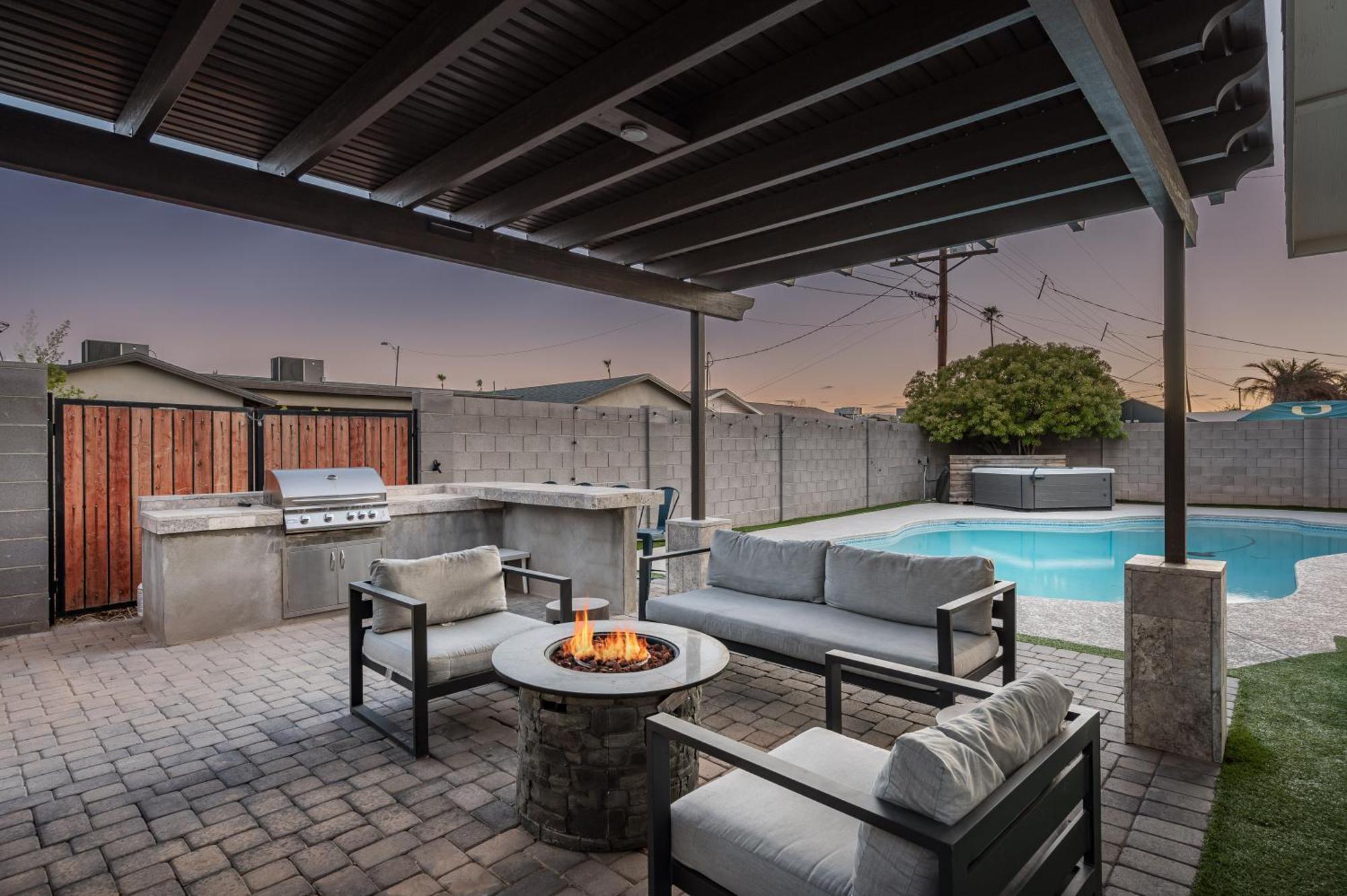 Endless Entertainment And 1.5 Miles From Old Town At Sunbaked Terrace Holiday home